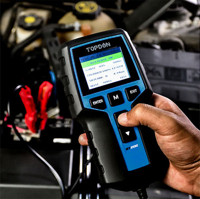 veicolo portatile dell'analizzatore del tester della batteria di 12V BT200 che a gomito caricando lo strumento dell'analizzatore